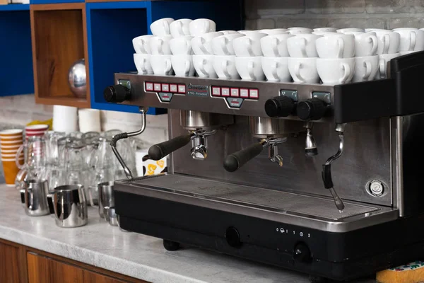 Kaffeemaschine und viele weiße Tassen drauf — Stockfoto