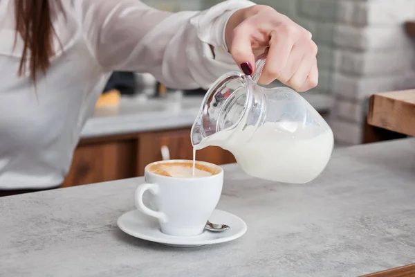 Tasse de café avec du lait sur la table — Photo