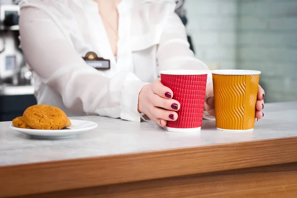 Femme barista et clients dans un café — Photo