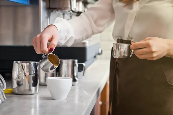 Barista prépare le café sur la machine à café — Photo