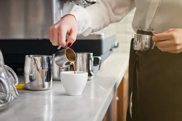 Barista prépare le café sur la machine à café — Photo