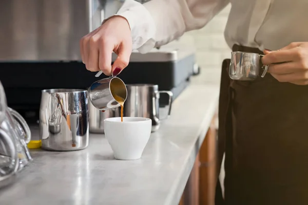 Barista is preparing coffee on coffee machine — Stock Photo, Image