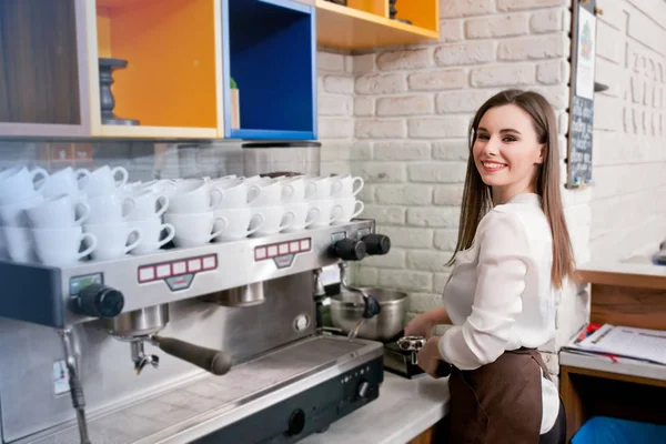 Mladá dívka připravuje kávu v café barista — Stock fotografie