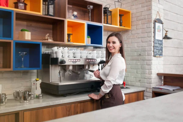 Ung flicka brygga kaffe i en café barista — Stockfoto