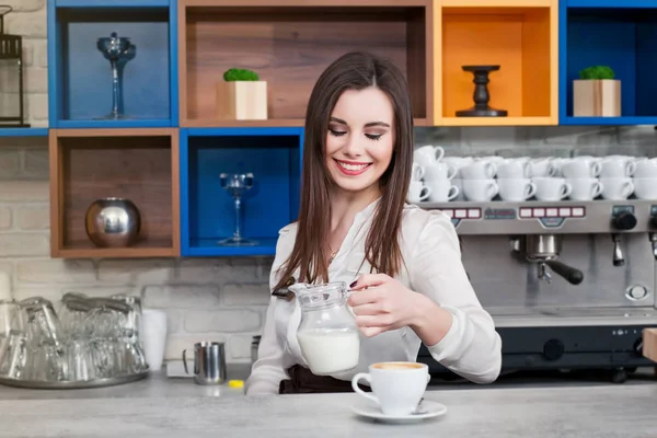 Mladá dívka připravuje kávu v café barista — Stock fotografie