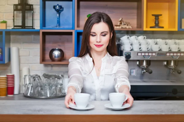 Mladá dívka připravuje kávu v café barista — Stock fotografie