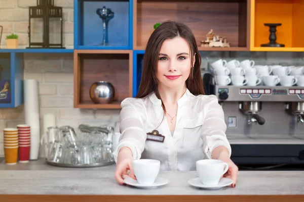 Ung flicka brygga kaffe i en café barista — Stockfoto