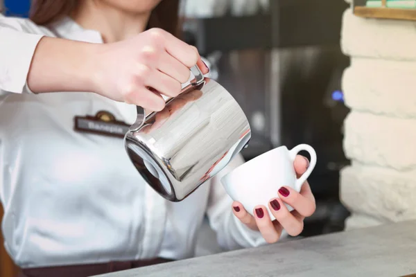Tasse de café avec du lait dans la main de la femme — Photo