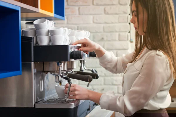 Jeune fille préparant le café dans un café barista — Photo