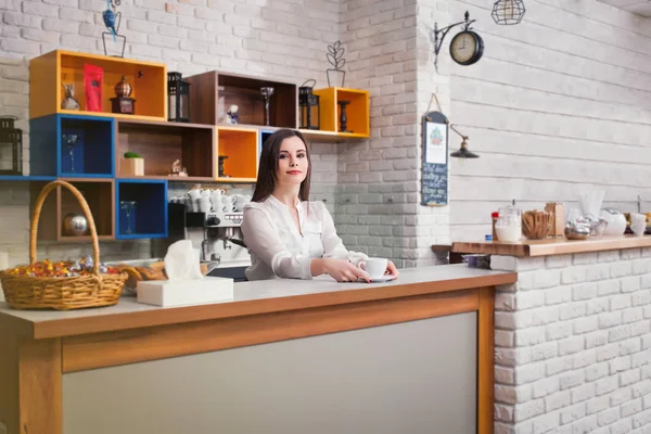 Young girl preparing coffee in a cafe barista — Stock Photo, Image