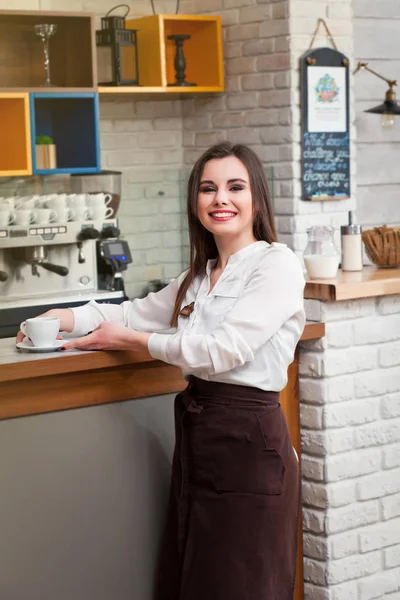 Young girl preparing coffee in a cafe barista — Stock Photo, Image