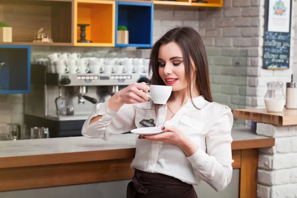 Mladá dívka připravuje kávu v café barista — Stock fotografie