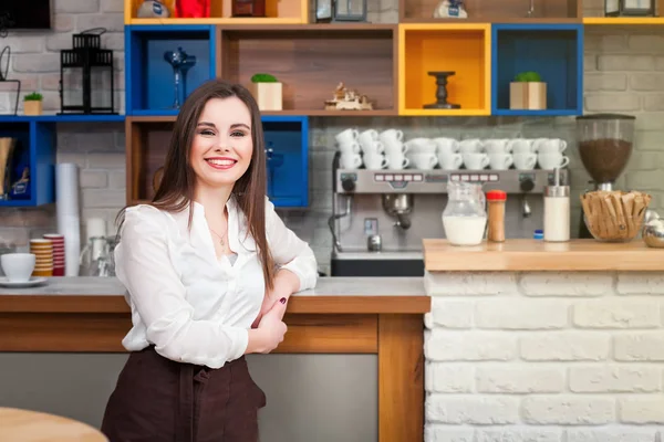 Young girl preparing coffee in a cafe barista — Stock Photo, Image