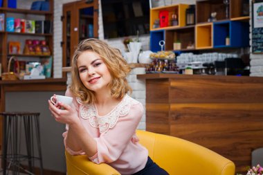 Pretty genç kız kahvede yalnız