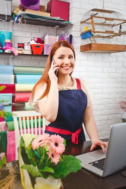 bir çiçekçide çalışan genç kız