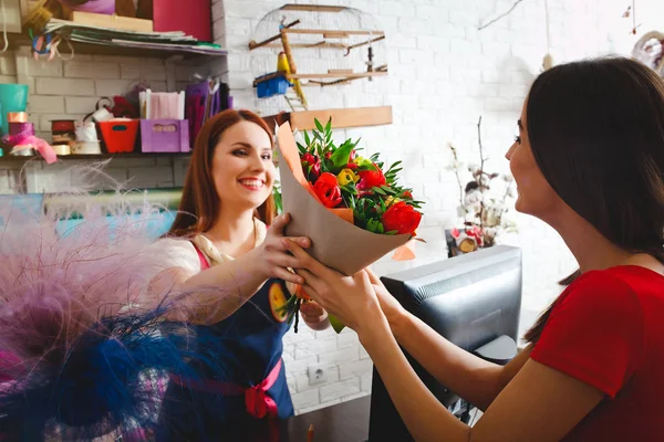 Een boeket in een bloemenwinkel, kassa kopen — Stockfoto