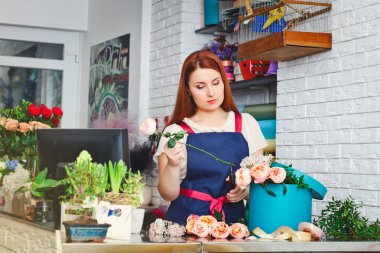 bir çiçekçide çalışan genç kız