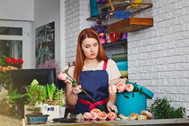 bir çiçekçide çalışan genç kız