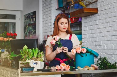 bir çiçekçide çalışan genç kız