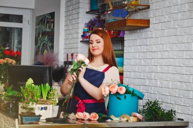 bir çiçekçide çalışan genç kız
