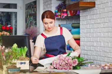 bir çiçekçide çalışan genç kız