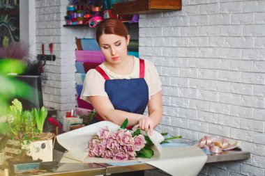 bir çiçekçide çalışan genç kız