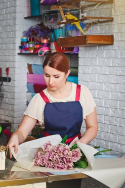 bir çiçekçide çalışan genç kız