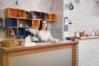 genç kız bir kafe barista kahve hazırlama
