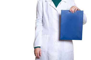 beyaz zemin üzerinde bir tablet ile kadın doktor