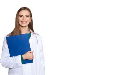 Genç kız öğrenci doktor bir tablet üzerinde beyaz bir arka plan ile