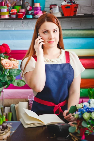 Junges Mädchen arbeitet in einem Blumenladen — Stockfoto