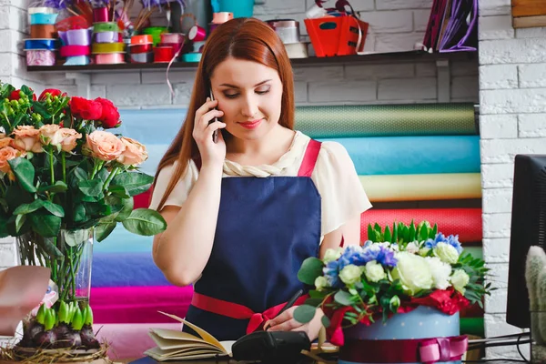 Giovane ragazza che lavora in un negozio di fiori — Foto Stock