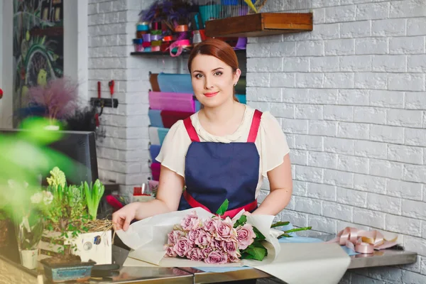 Junges Mädchen arbeitet in einem Blumenladen — Stockfoto