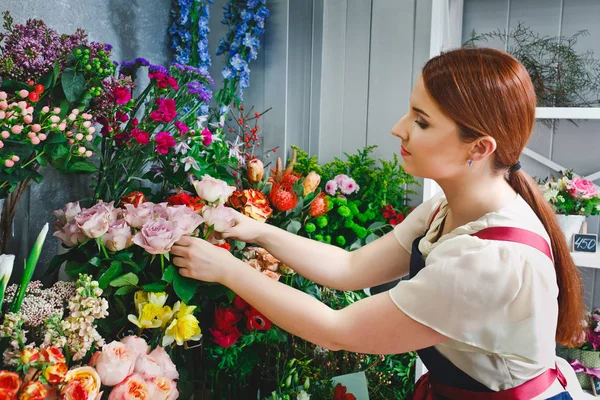Bir çiçekçide çalışan genç kız — Stok fotoğraf