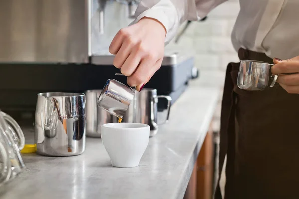 Barista prépare le café sur la machine à café — Photo