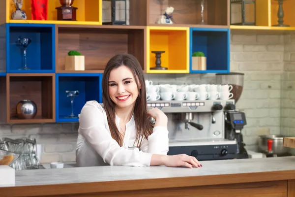 Ung flicka brygga kaffe i en café barista — Stockfoto