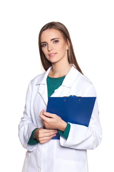 白い背景にタブレットで若い女子学生医師 — ストック写真