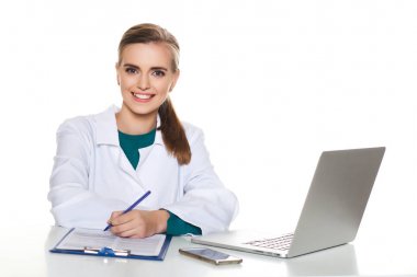 Beyaz zemin üzerinde bir dizüstü bilgisayar ile oturan genç kız öğrencinin doktor