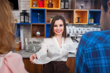 kadın barista ve müşteriler bir kafede