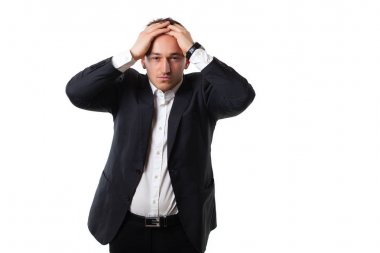 belirtileri gösteren beyaz bir arka plan üzerinde takım elbiseli genç adam