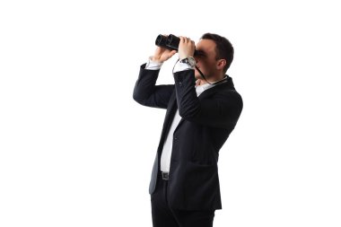 belirtileri gösteren beyaz bir arka plan üzerinde takım elbiseli genç adam