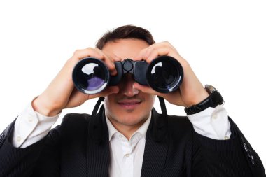 belirtileri gösteren beyaz bir arka plan üzerinde takım elbiseli genç adam