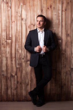 genç adam bir takım işaretler kahverengi zemin üzerine