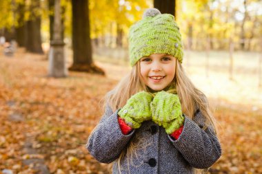 küçük kız sonbaharda yürür