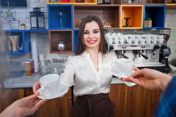 Ženské barista a zákazníky v kavárně — Stock fotografie