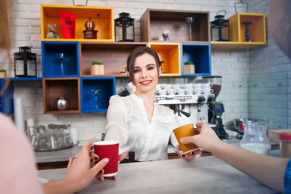 Femme barista et clients dans un café — Photo