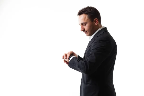 Jeune homme en costume sur fond blanc montrant des signes — Photo