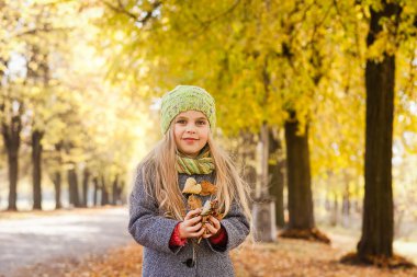 küçük kız sonbaharda yürür