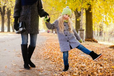 Anne kızıyla açık havada sonbaharda yürüyüş