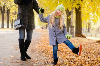 Anne kızıyla açık havada sonbaharda yürüyüş